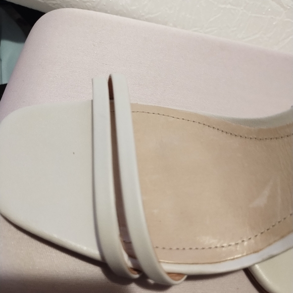 New Schultz heels Women's 8.5B (Nwt) Cream Colored.Photo Show Shadows Not Defect - Picture 7 of 12
